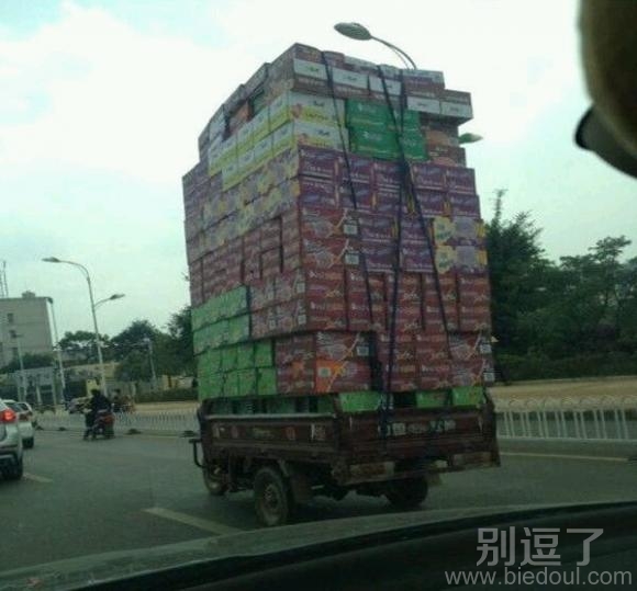 载着货物的车。。 图片