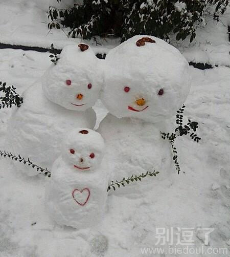 三个搞笑的小雪人。 图片