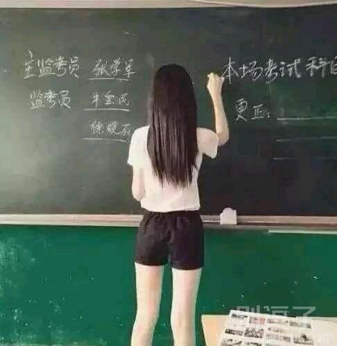 在监考的美女老师。 图片