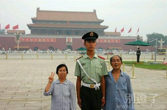 不苟言笑的军哥哥。 图片