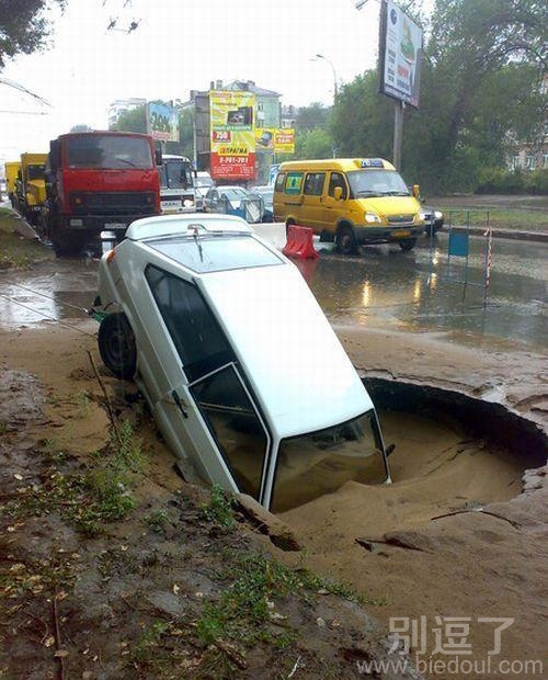 一个栽倒的汽车。。 图片